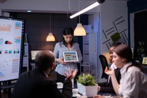 Mulher faz apresentação em reunião de trabalho