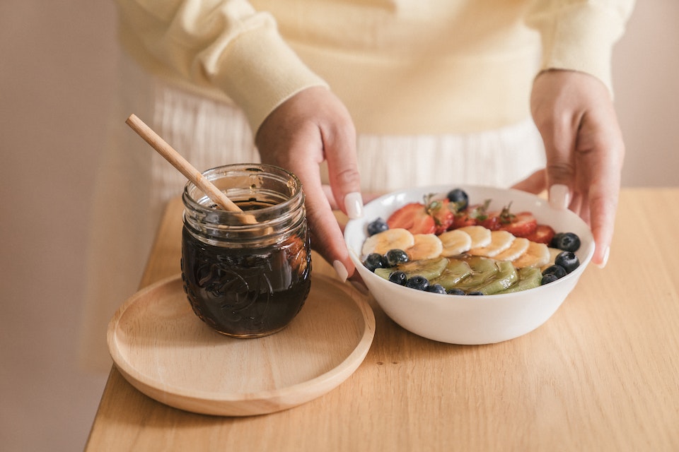 Pessoa prepara alimentação saudável